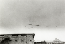 400788 Afbeelding van de Amerikaanse B-17 vliegtuigen die in het kader van de Operatie Chowhound aan komen vliegen ...